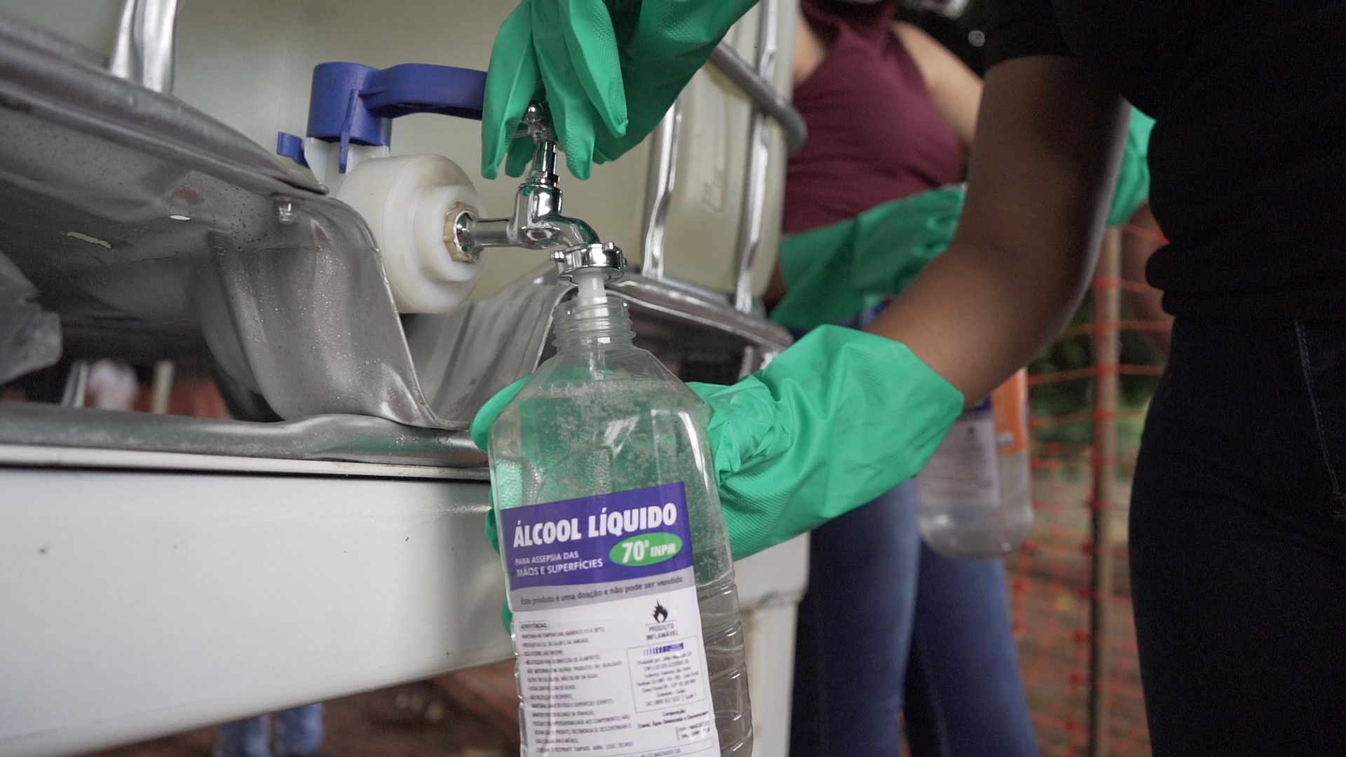 a Jalles Machado, grupo do setor de Goianésia, GO, doou 25 mil litros de álcool 70 para a população de Goianésia e de oito povoados do Município.