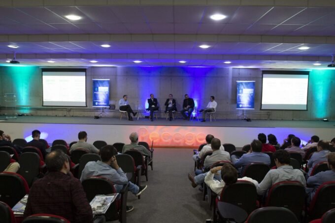 om o crescente aumento dos casos positivos para coronavírus (Covid-19) e sabendo que eventos são uma forma potencial de proliferação do vírus, o Pecege (Programa de Educação Continuada em Economia e Gestão de Empresas) da Esalq/USP, decidiu adiar o evento Expedição Custos Cana, que aconteceria presencialmente no dia 26 de março em Piracicaba, SP, para o dia 08 de outubro de 2020.