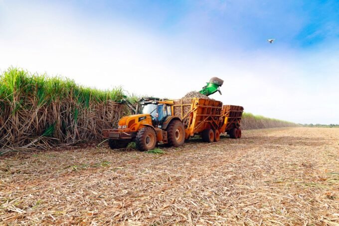 A CRV Industrial, usina localizada em Carmo do Rio Verde, em Goiás, começou a safra 2020/21 ontem, 14.  A expectativa, segundo a empresa, é moer 1,9 milhão de toneladas de cana-de-açúcar. A área plantada este ano é de 23.269,97 hectares.