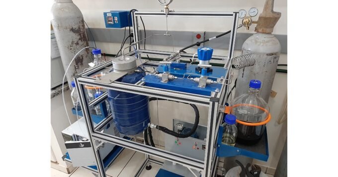 O equipamento desenvolvido pela professora Alessandra e sua equipe, nas instalações do Laboratório de Tecnologia à Alta Pressão e Produtos Naturais (LTAPPN) - Foto: Luiz Prado