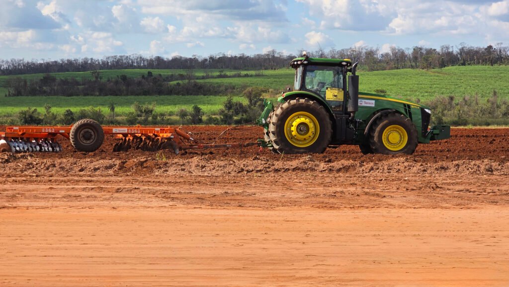 Em parceria, Tereos e Atvos fazem testes de tratores autônomos em canaviais