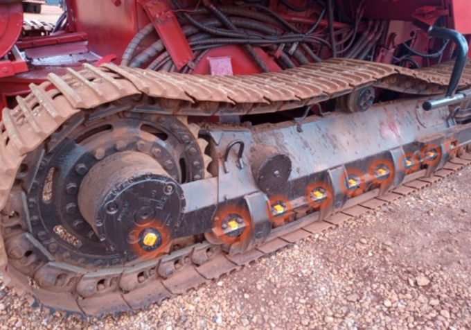 Sensores IoT Dynamox instalados em colhedoras, indicado para detecção de falhas que causam o sobreaquecimento do sistema de locomoção.