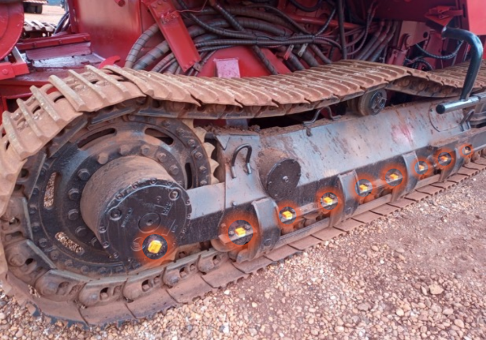 Sensores IoT Dynamox instalados em colhedoras, indicado para detecção de falhas que causam o sobreaquecimento do sistema de locomoção.